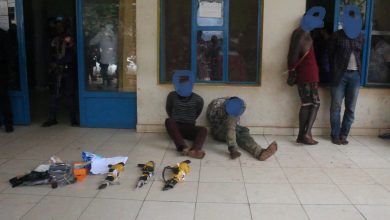 Photo of Bukavu : La police présente 4 présumés bandits auteurs de l’insécurité dans la ville et 3 Armes AK47
